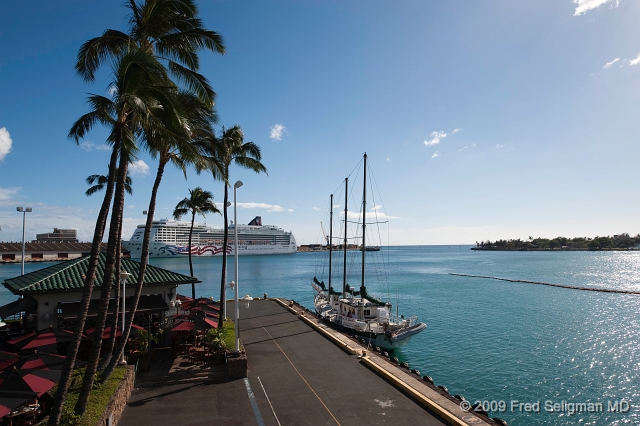 20091031_150850 D3f.jpg - Cruise ship in Honolulu Hrbor